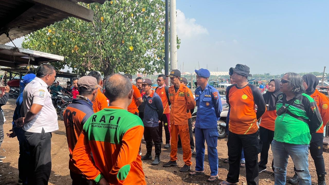 Satpolairud Polres Gresik bersama Tim SAR Gabungan Evakuasi Korban Ketiga Perahu Tenggelam