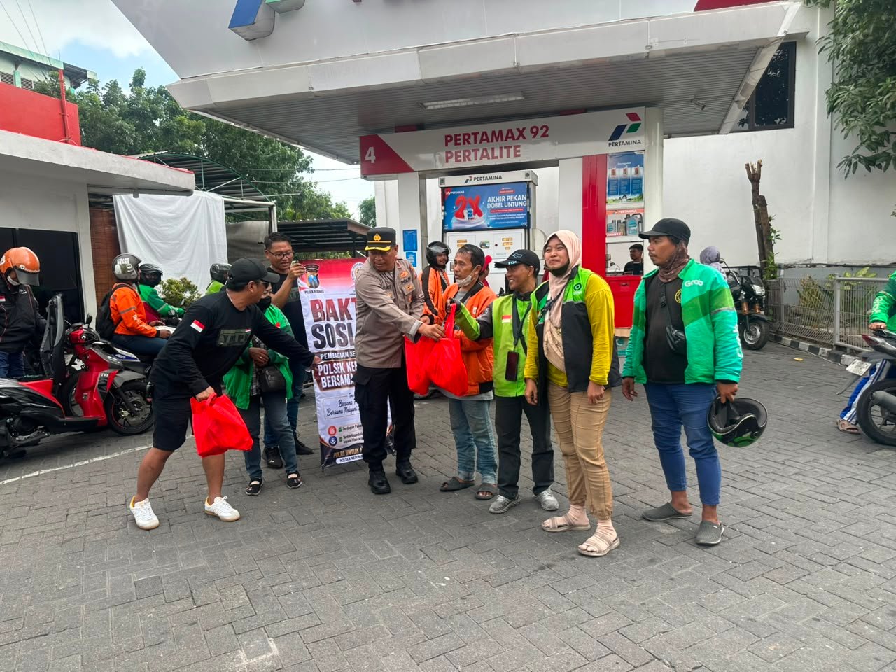Polsek Kebomas dan YALPK Group Gelar Bakti Sosial Ke Ojol