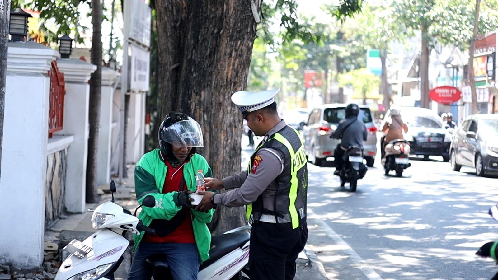 Satlantas Polres Gresik Tebar Kepedulian Lewat Program “Jumat Berkah Berbagi”