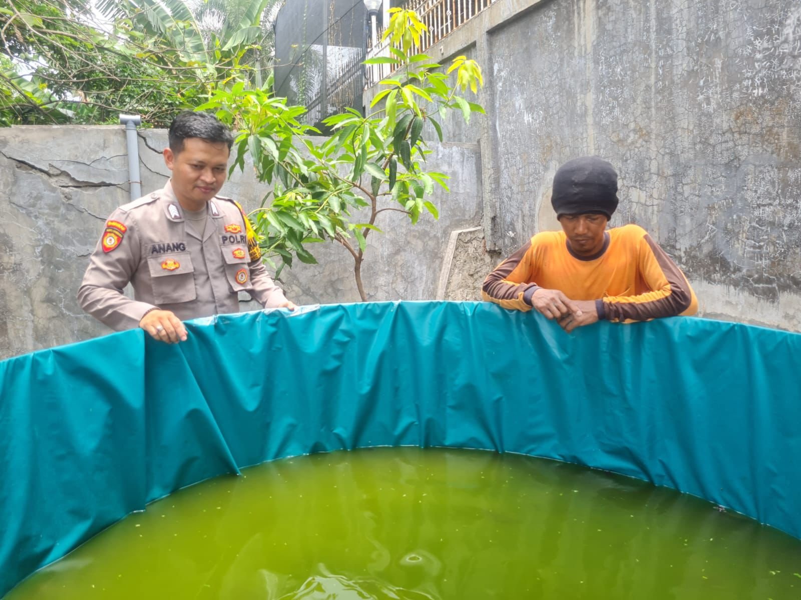 Cek Kolam dan Pakan, Polsek Driyorejo Pastikan Budidaya Lele Warga Berjalan Optimal